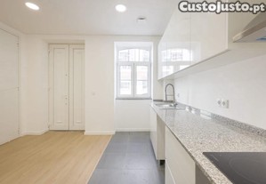 Prdio Habitacional T5 Renovado No Corao De...