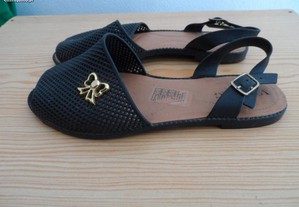 Sandálias pretas com lacinho dourado - 35