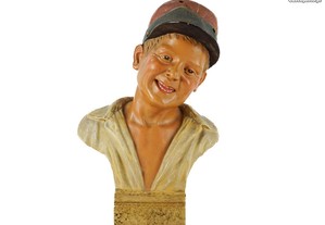 Antiga escultura busto de rapaz com boné militar em barro de Coimbra