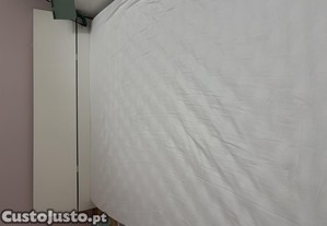 Cama com estrado elevatório com arrumação