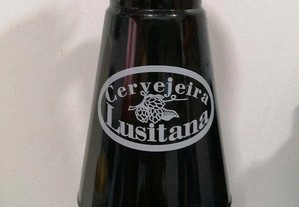 Garrafa cerveja em vidro Cervejeira Lusitana, é uma garrafa 2 litros com pega e tampa de mola