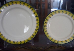 2 Pratos em Porcelana,1 c/ 27cm e 1 C/22 cm