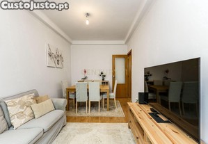 Apartamento T2 Remodelado, Na Estrada De Benfica