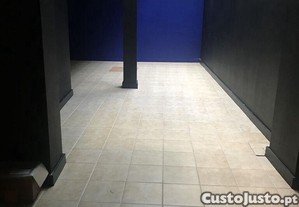 Loja / Estabelecimento Comercial em Lordelo Do Ouro E Massarelos de 250,00 m²