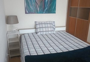 Montijo , quarto com cama de casal em casa familiar