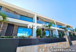 Moradia moderna t3 com jacuzzi no deck & espaço privado no terraço em mosqueira, albufeira