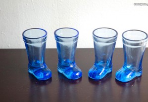 Lote de 4 copinhos em forma de botas em vidro