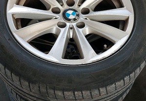 Jantes BMW com pneus.