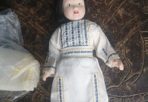 boneca toda em porcelana , traje palestina