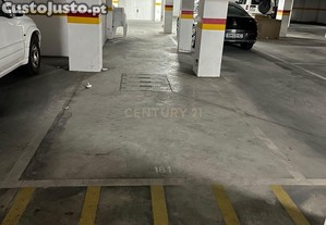 Estacionamento fechado e no coberto