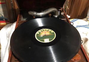 gramofone antigo com caixa madeira e 1 vinyl