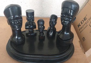 Conjunto de esculturas em pau preto