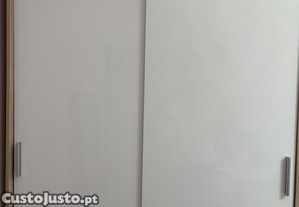 Roupeiro duas portas e quatro gavetas