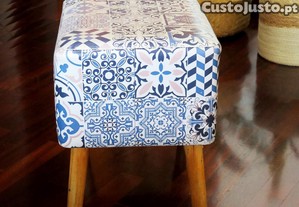 Banco Colorido com Pernas em Madeira