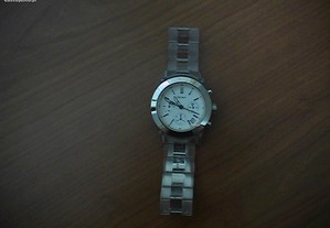 Relógio da DKNY em aço, com bracelete em plástico e metal. Como novo.