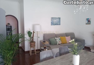 Apartamento T3 com 115 m em Fazendas de Almeirim, concelho de Almeirim, distrito de Santarm. Apartamento localizado no 2.  an