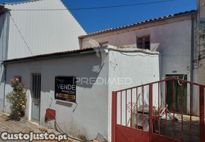 Moradia t2 com anexo no centro da aldeia de carvalhal