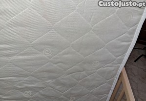 Cama de madeira com rodas em excelente estado