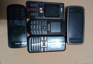 Conjunto de vários telemóveis para peças ou arranjo.