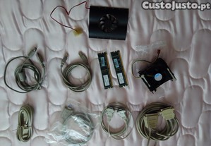 Vários cabos e acessórios para computador.