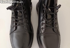 Botas com atacadores e fecho lateral