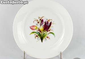 Prato raso em porcelana europeia, sc. XIX, pintado decorado com flores N2