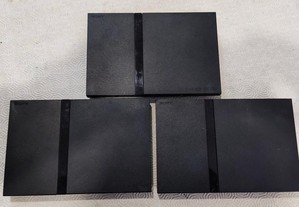 3 Consolas PS2 Avariadas modelos 77004 Para peças ou Conserto