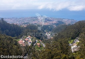 Terreno com frente estrada e vista mar.