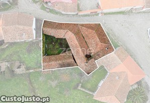 Moradia De 2 Pisos Com Pátio Para Reconstruir -...