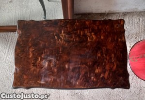 Mesa de estilo Chippendale, caracterizada por ps cabriolet e um tampo de madeira nobre