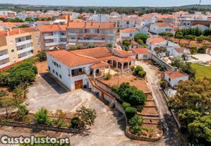 Moradia T6 Independente Em Odiáxere Inserida Em...