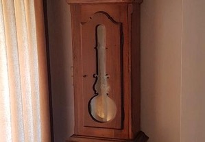Relógio em caixa alta de Madeira, muito antigo