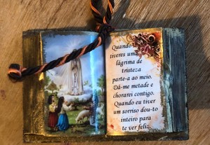Expositor com livro decorativo com imagem da Nº Senhora de Fátima e os Pastorinhos