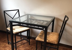 Mesa e duas cadeiras. metal, vidro e palhinha