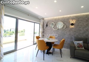 T1 de luxo com piscina e 2 lugares de garagem perto da praia da rocha