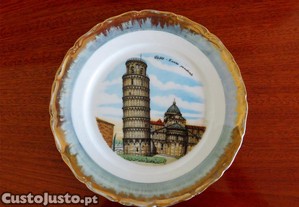Prato antigo em porcelana com imagem da Torre de Pisa