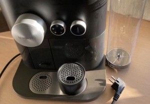 Máquina café Nespresso Expert com wifi + oferta de cafeteira para capuchino