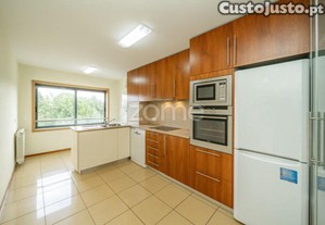 Apartamento T3 Com Garagem Fechada E Elevador...