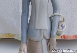 Estatueta de cermica, mulher e seu co