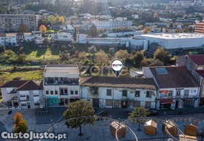 Moradia Com Terreno Situada Na Praça Principal...