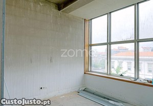 Loja Com Potencial P/ T2 A 200 M Da Casa Da Música