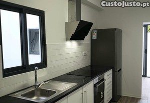 Quarto para estudante universitária em moradia perto da universidade. APENAS ESTUDANTES -NÃO FUMADORAS