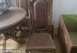 Cadeiras em couro e madeira de castanho