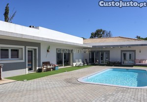 Luxuosa Moradia T4 com Piscina e Proximidade ao Golfe em Portimão