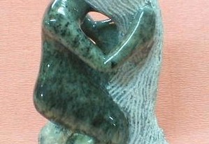 Escultura mulher pedra sabão 21x12x9cm