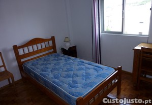 Quarto individual em apartamento com utilizao de wc, cozinha despensa e sala.