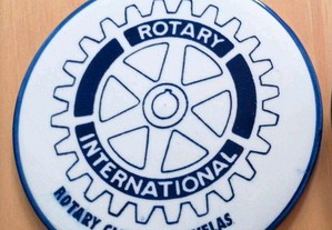 Bonita peça em loiça representativa da inauguração da sede Rotary International Odivelas