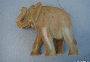 Estatueta africana de elefante em pedra
