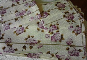 Jogo de lençóis estampados flores lilás