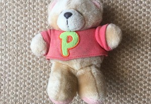 Urso de peluche pequeno, com letra P